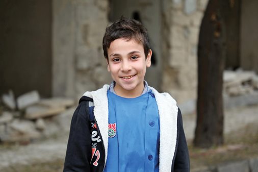 Muhannad hat durch die Schule – auch dank des Vermächtnisses von Manfred Kruse – wieder Halt und Zuversicht gefunden. Er sagt: „Wüsste meine Mutter doch nur, wie glücklich ich bin!“
