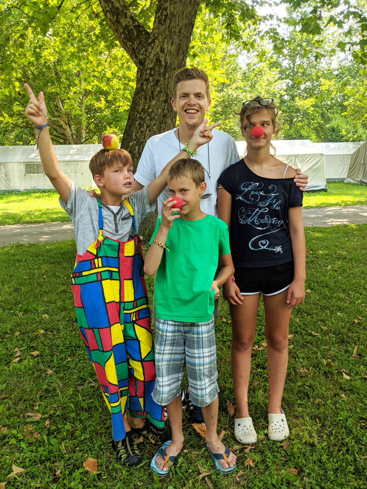 Im Schauspielworkshop zeigte Ferdinand Hofer den Kindern, wie sich ein richtiger Clown benimmt.