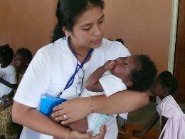 SOS-Mitarbeiterin mit Kindern