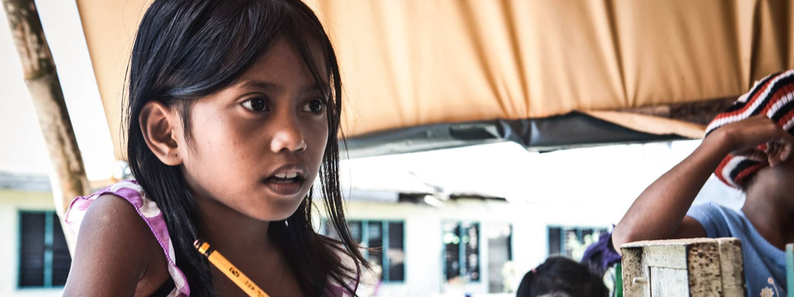 Notunterricht: Ein Mädchen im Kinderschutzzentrum der SOS-Kinderdörfer nach Taifun "Haiyan" auf den Philippinen. Foto: Virginie Nguyen Hoang