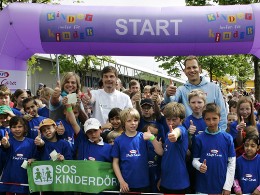 Am Start: Tim Wilhelm, Thomas Helmer und Christian Tröger (v.l.) feuern die Kinder an - Foto: Martin Nink/Initiative Änne Jacobs