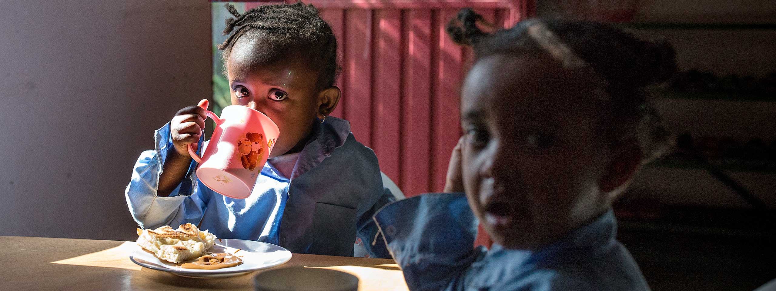 Äthiopien: Mädchen bekommt im Kindergarten etwas zu essen. Foto: Lars Just