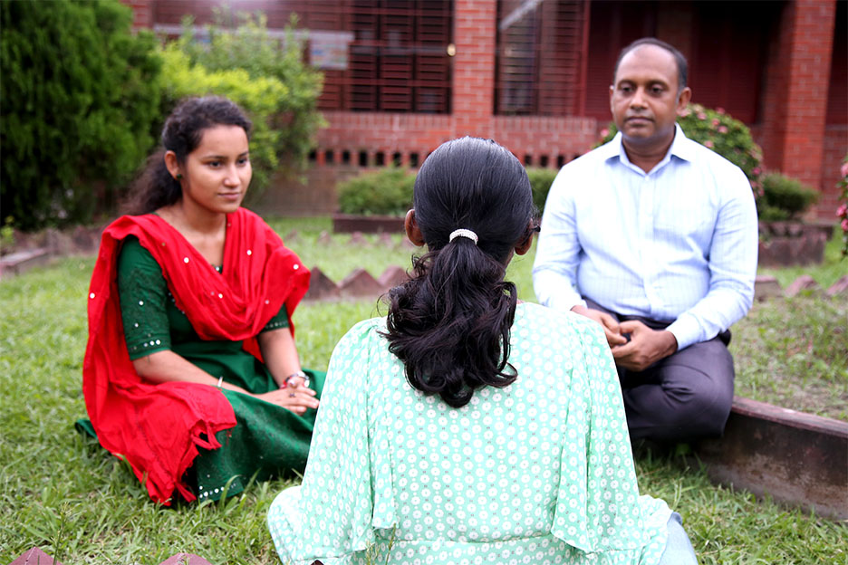 Ashra im Gespräch mit Mitarbeitenden des SOS-Kinderdorfs. Foto: Tanusri Bose Soma