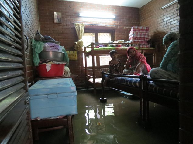 Das Wasser hat die unteren Geschosse geflutet: Familienhaus im SOS-Kinderdorf Chittagong in Bangladesch.