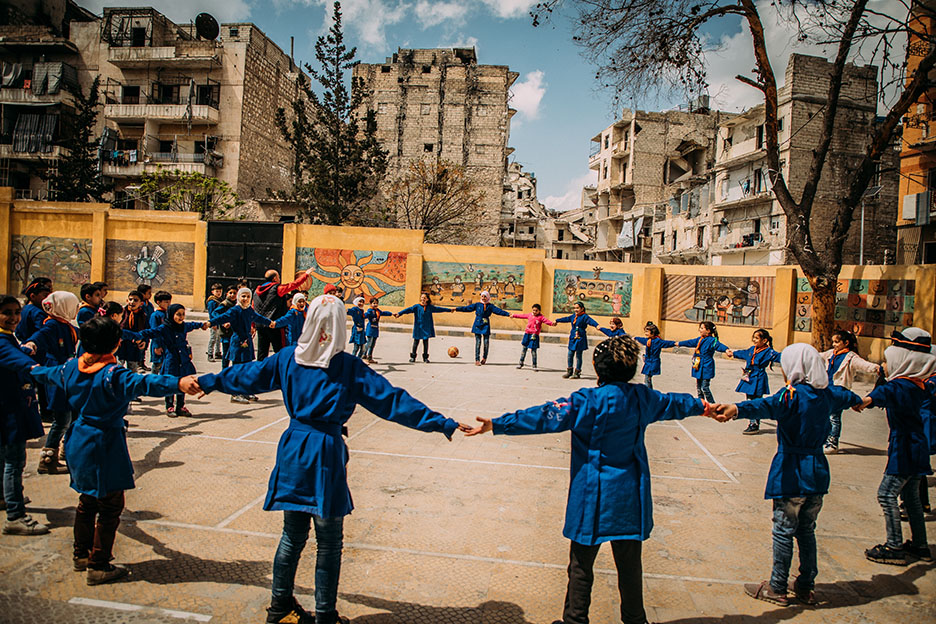 Kinder in einer Schule in Syrien halten sich an den Händen. Foto: Alea Horst