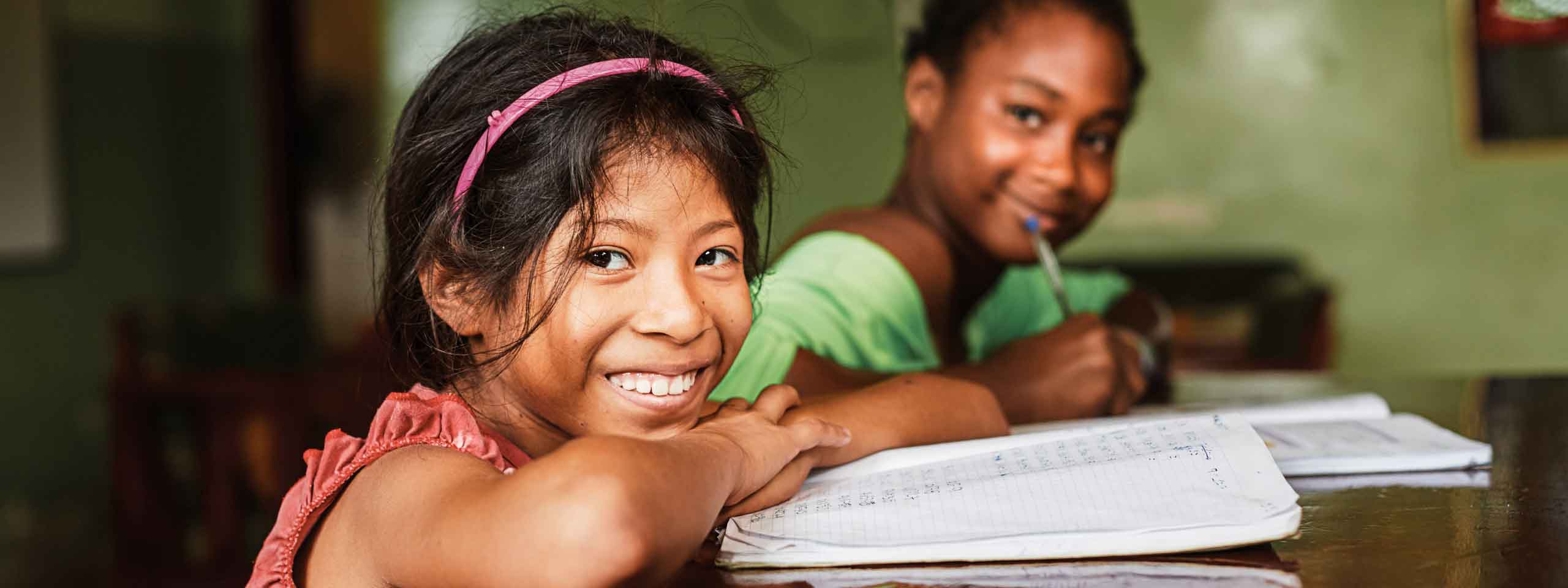 Mädchen in Ecuador bei den Schularbeiten. Foto: Jens Honore: