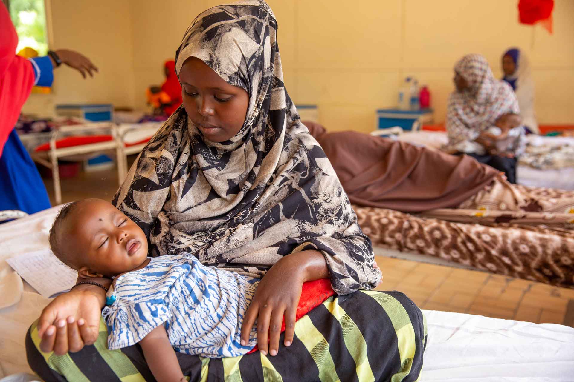 Kind mit Mutter in der Klinik der SOS-Kinderdörfer in Mogadischu, Somalia. Foto: Mohamed Abdihakim