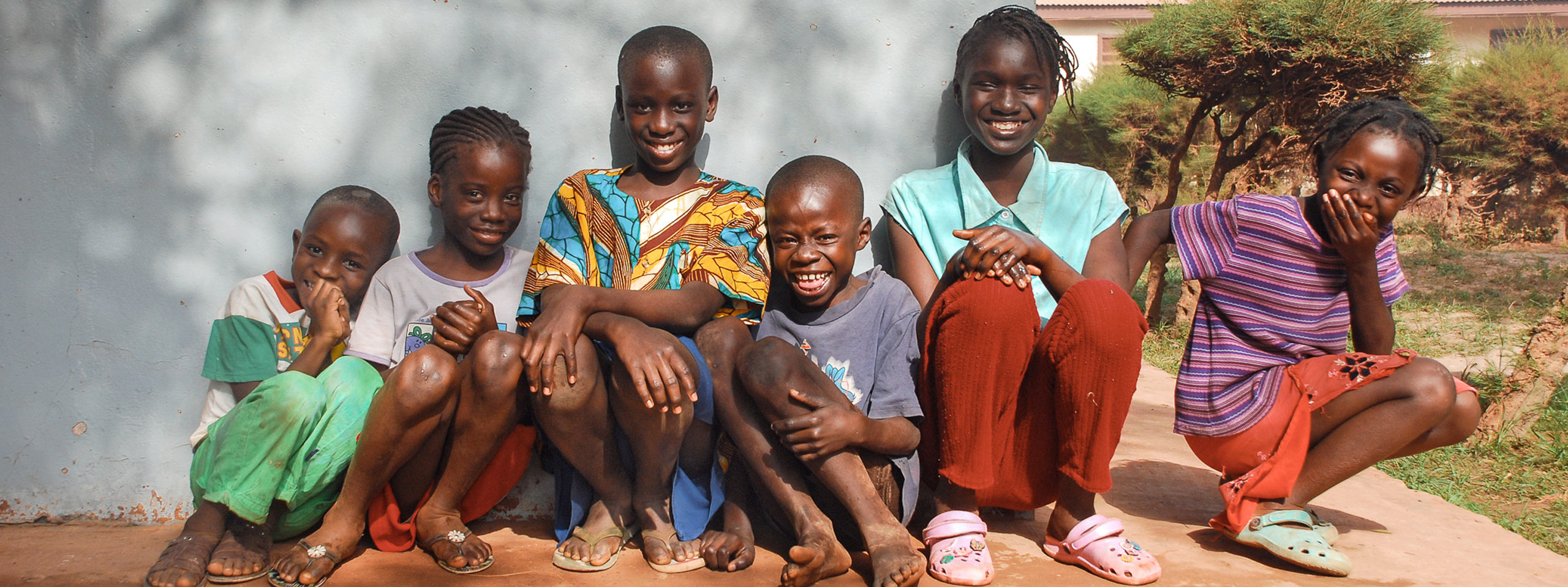 Kinder in Bakoteh, Gambia; Foto: Claire Ladavicius