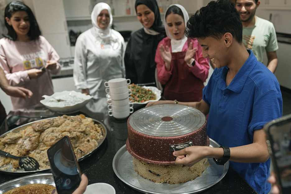 Frauengruppe in Jordanien beim Backen.