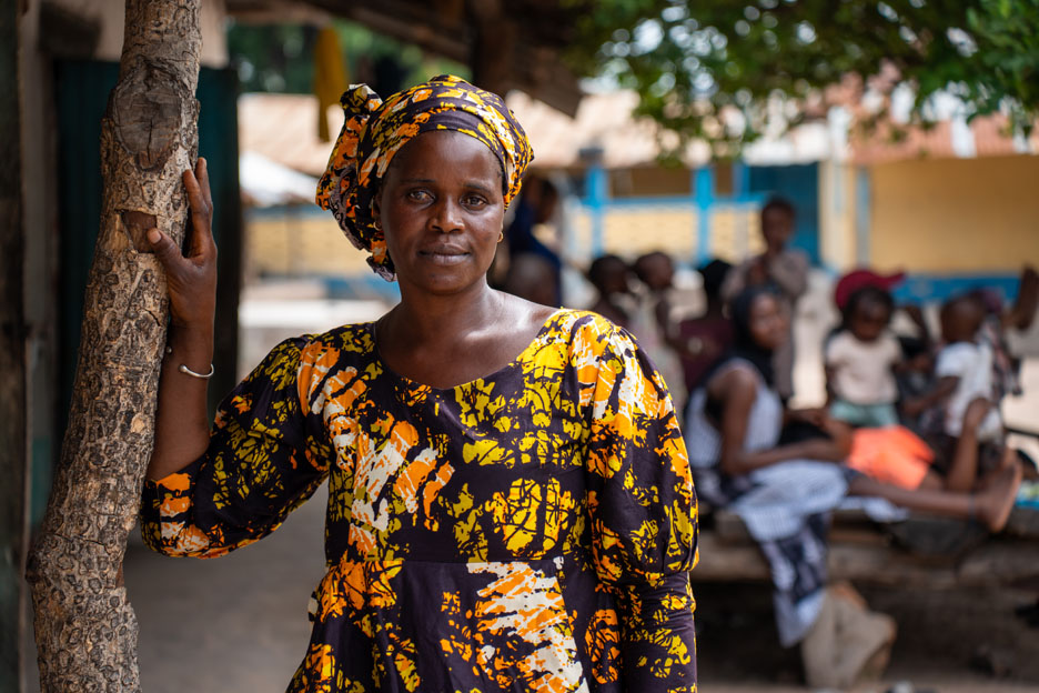Sozialarbeiterin der SOS-Kinderdörfer in Gambia kämpft gegen FGM. Foto: Jakob Fuhr