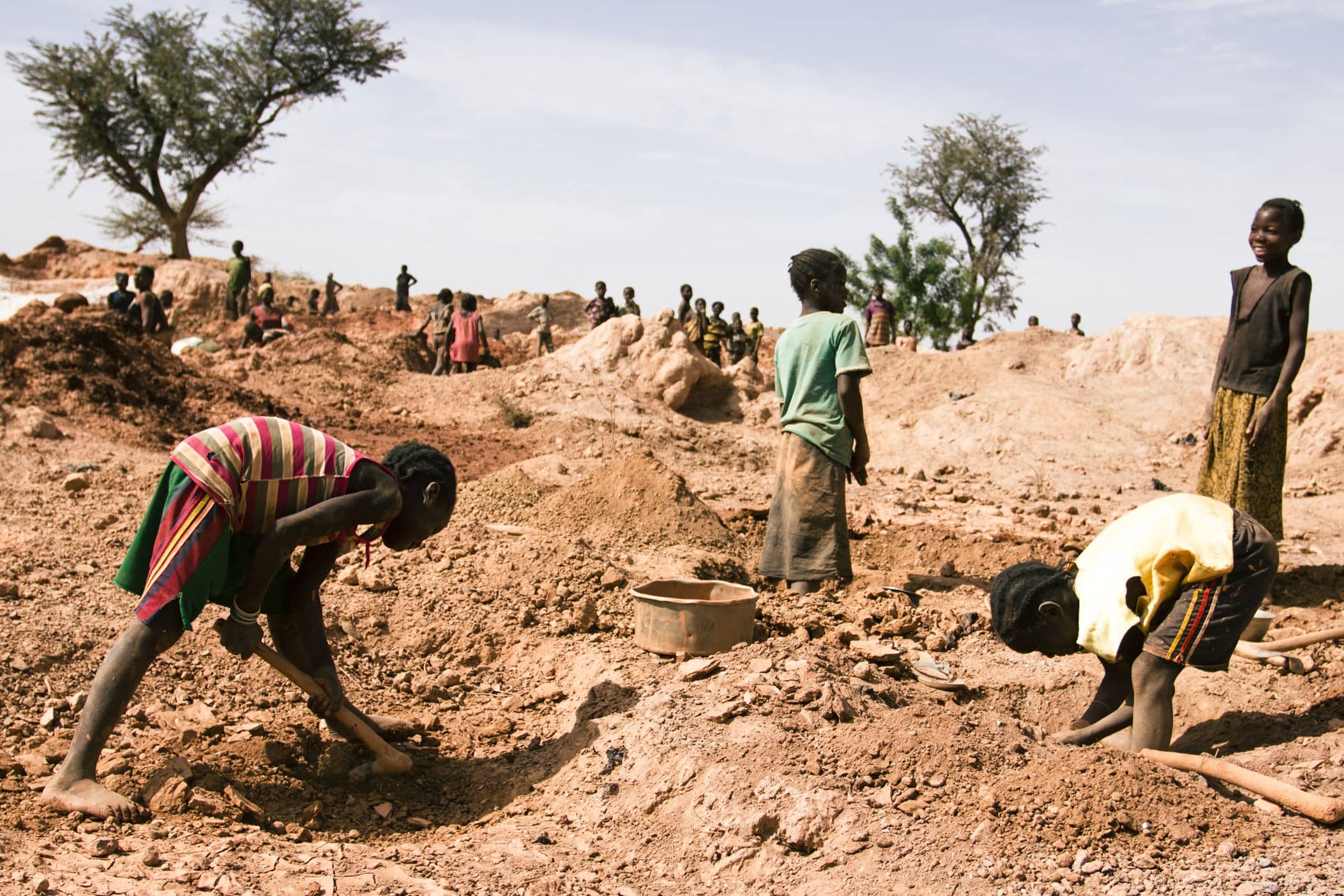 Kinderarbeit statt Schule: Kinder in Burkina Faso schuften in einer Goldmine. Foto: Weinert Brothers