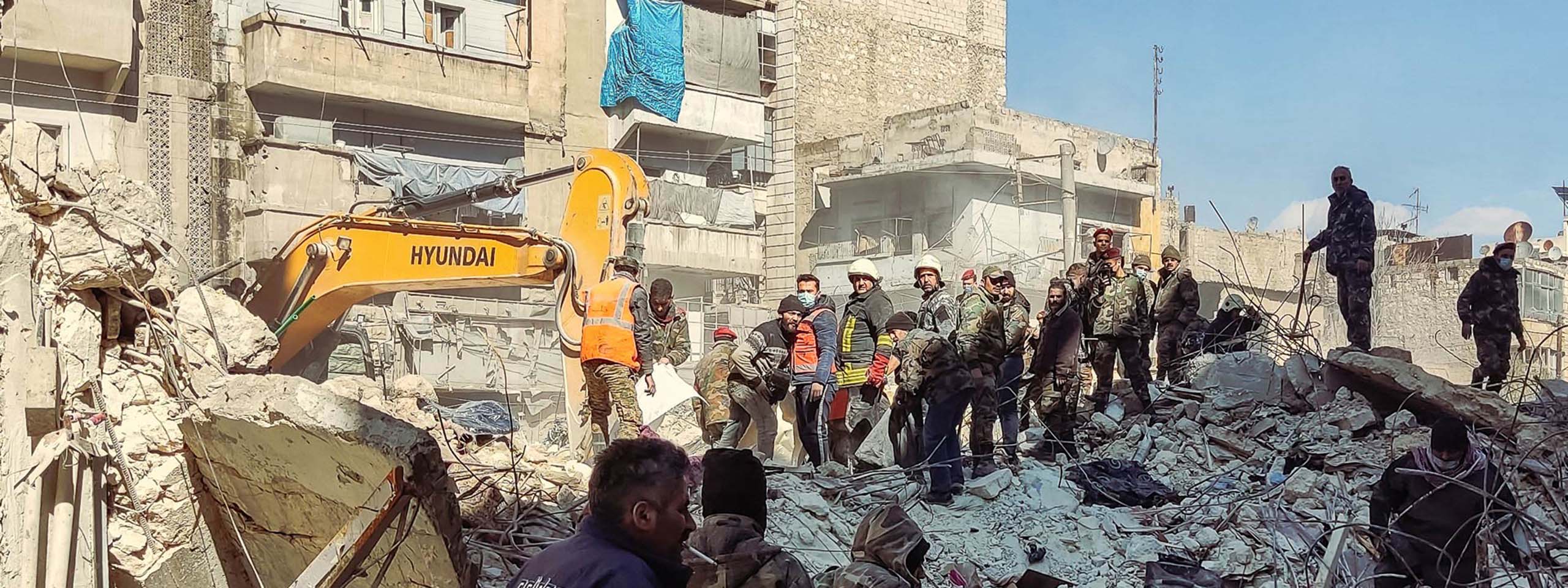 Helfer suchen nach Überlebenden in den Trümmern eines Hauses in Aleppo. Foto: Mahmoud Shabarak SOS-Kinderdörfer