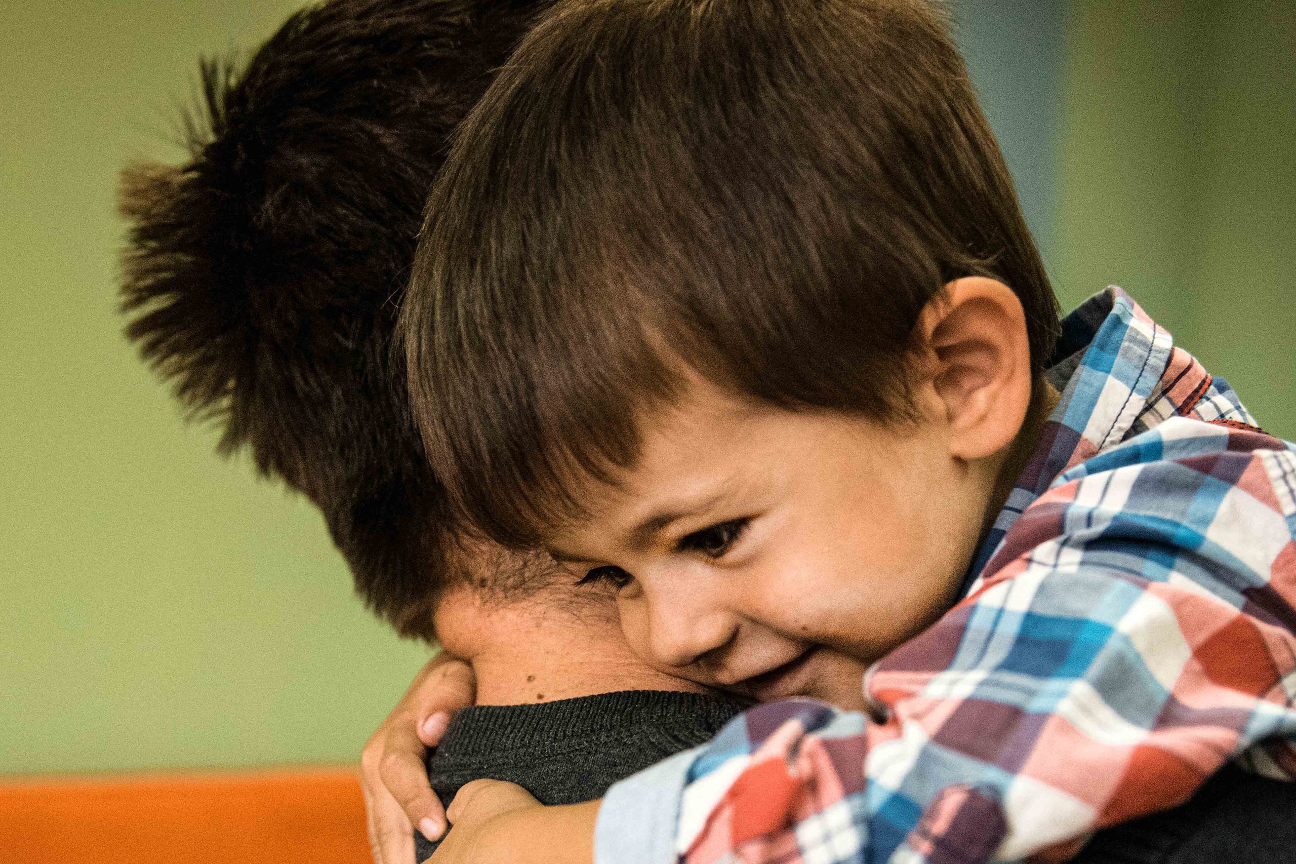 Kind umarmt erwachsene Person