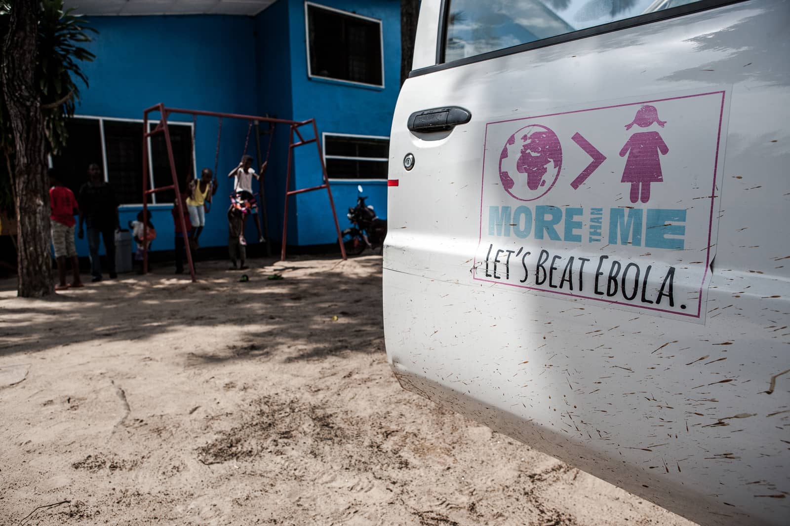 Aufklärung als Schutz vor Ebola: SOS-Mitarbeiter sind nach Liberia nun auch im Kongo und Uganda im Einsatz. Foto: Daniel van Moll