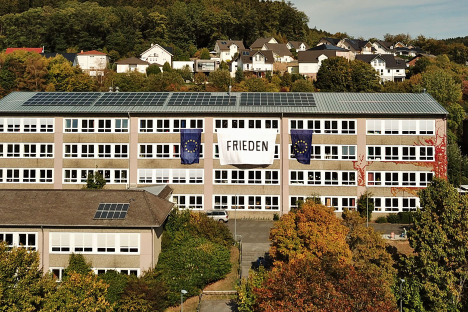 Friedensbanner an der Hermann-Gmeiner-Schule Daaden