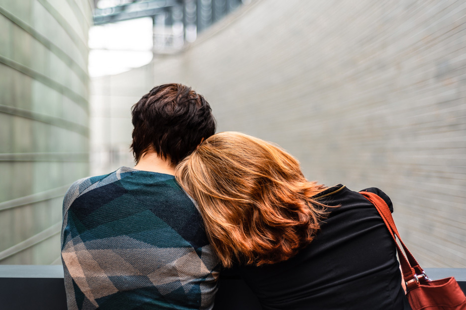 Zwei junge Frauen, die sich aneinander anlehnen