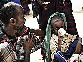 Vater und Sohn im Flüchtlingslager Badboda, Mogadischu