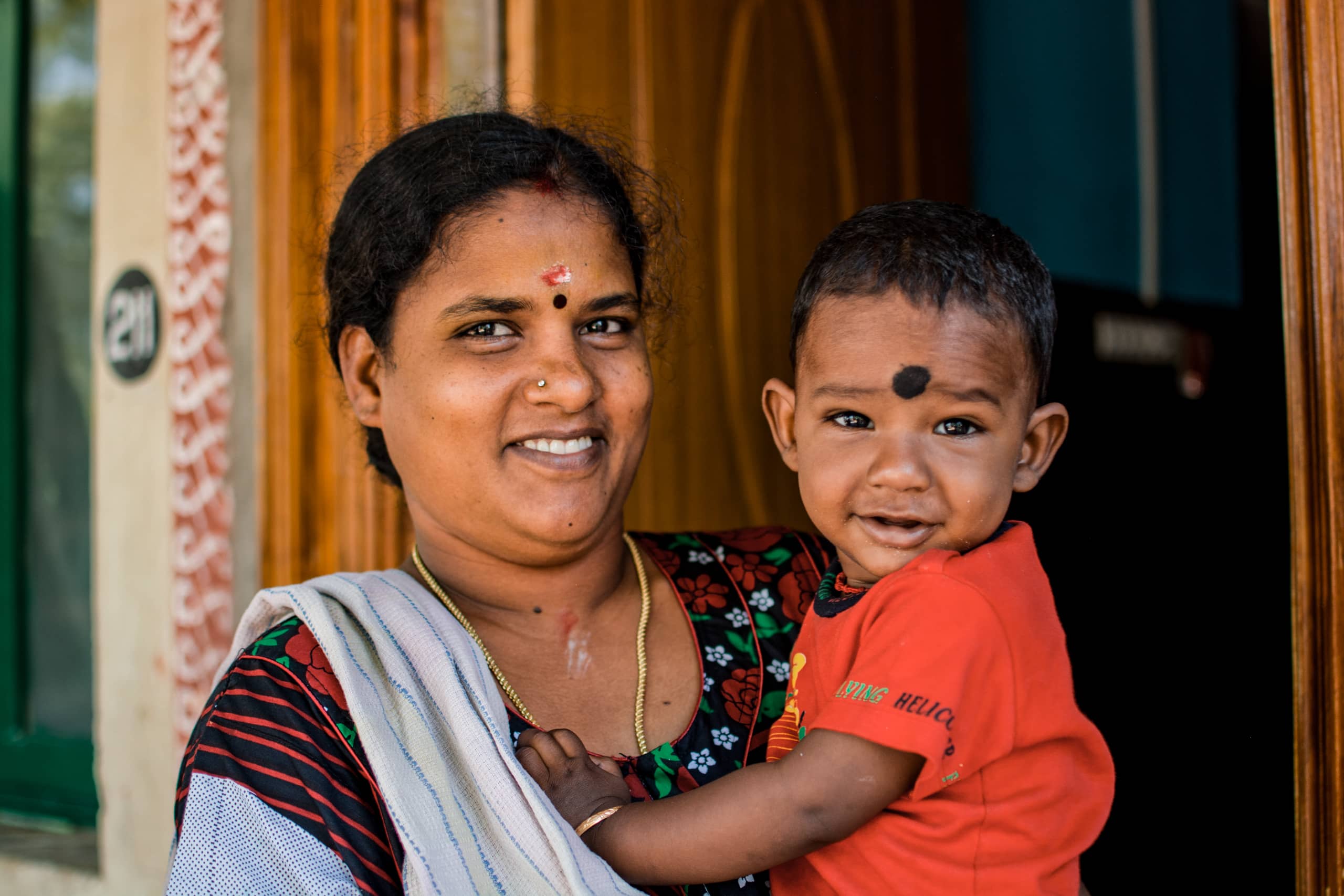 SOS-Mutter in Indien mit Jungen. Foto: Firoz Ahmad