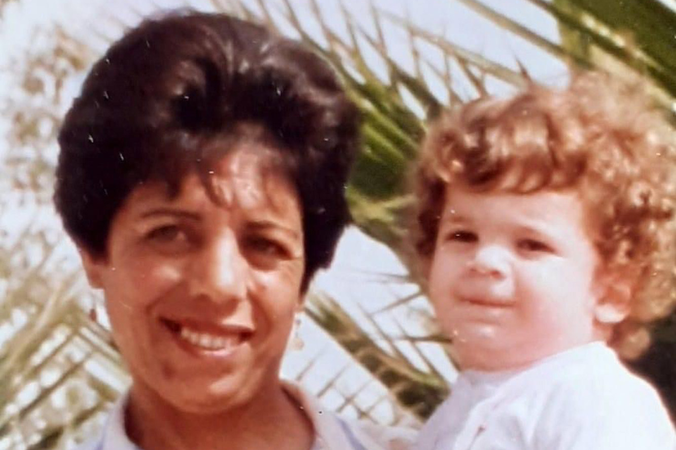 Saleem mit seiner SOS-Kinderdorfmutter