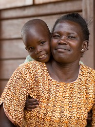 Gulu, Uganda: Kinderdorf-Mutter mit SOS-Kind