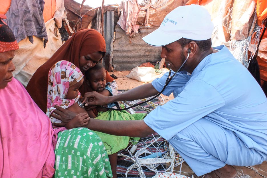 Mitarbeitende der SOS-Kinderdörfer in Somalia leisten medizinische Hilfe für vertriebene Kinder und Familien.