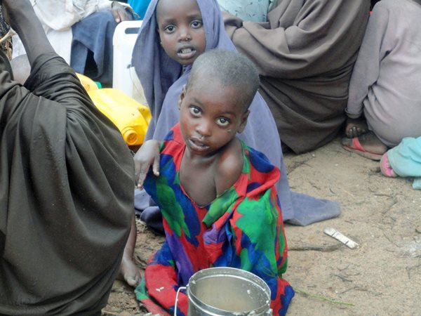 Am Boden sitzende Kinder im Camp in Baidoa, Somalia