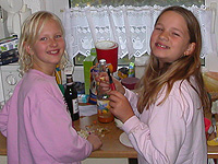 Freundinnen von klein auf: Nadja und Lia beim Kochen.