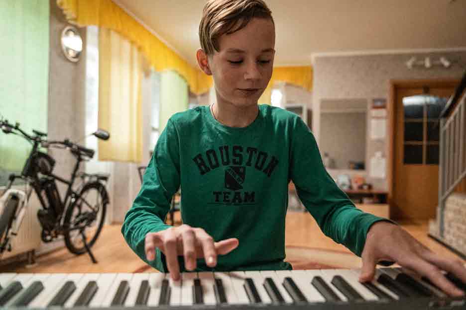 Junge spielt Keyboard. Foto: Katerina Ilievska
