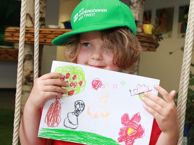 Anna im Büro der SOS-Kinderdörfer weltweit in München