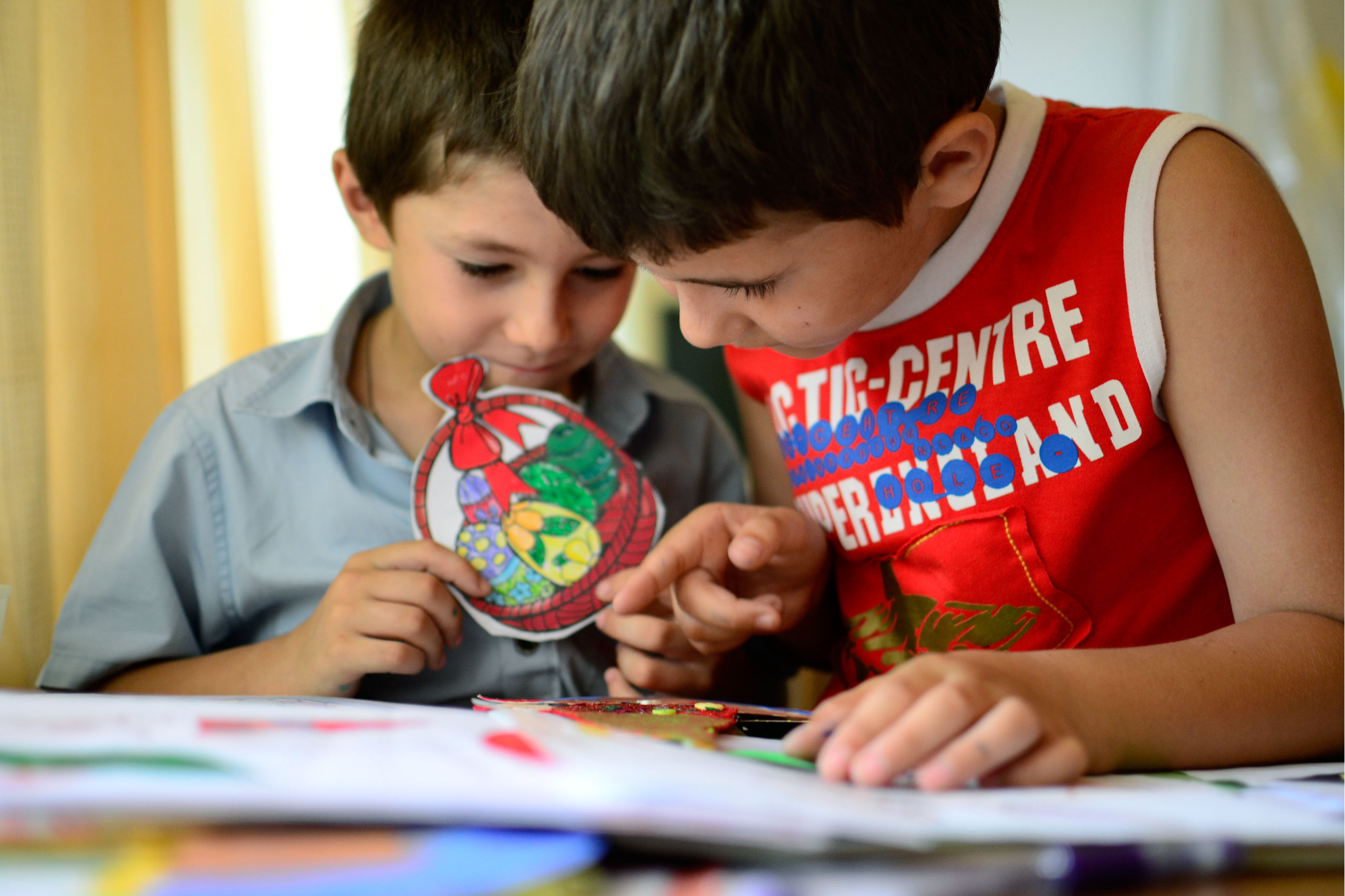 Kinder basteln im SOS-Kinderdorf Bukarest