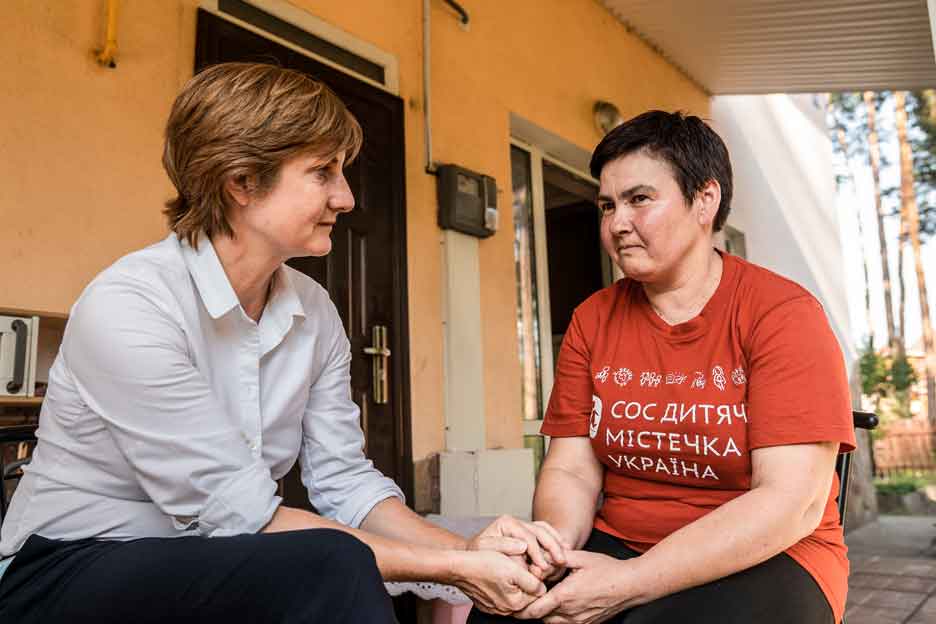 Projektbesuch in der Ukraine: Barbara Gruner, Vorständin der SOS-Kinderdörfer weltweit, im Gespräch mit Pflegemutter Valentina – Foto: Oleksandra Zborovska