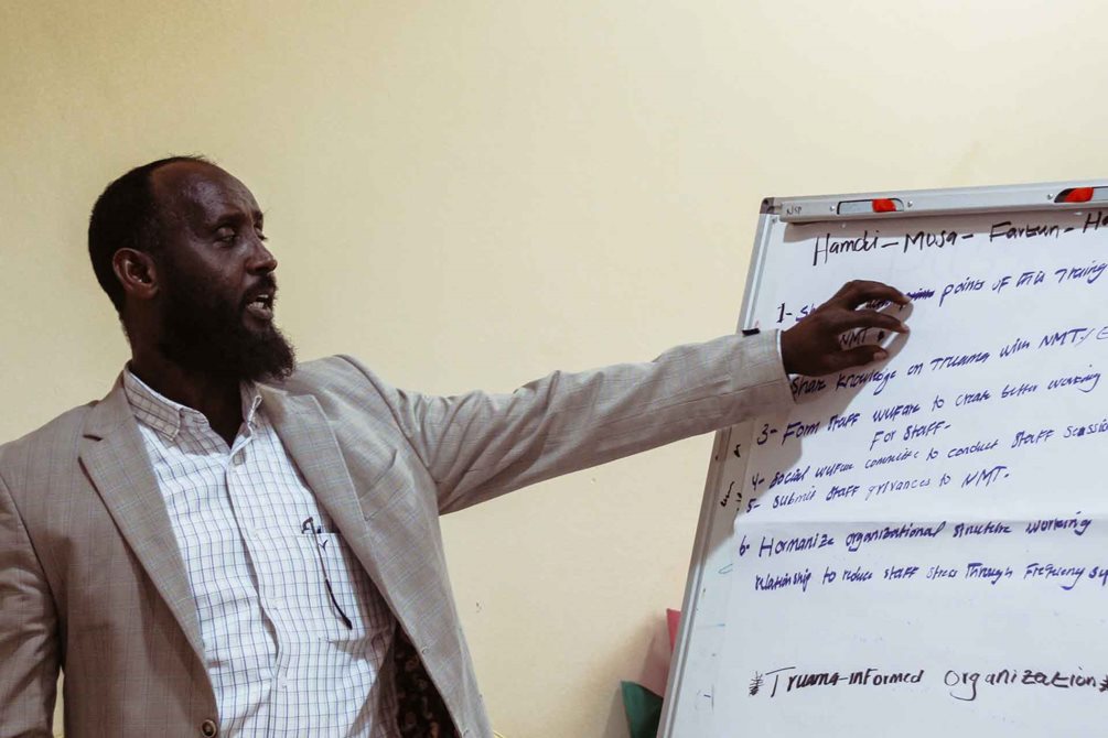Musa erläutert das Ergebnis der Gruppenarbeit. MHPSS-Training für Mitarbeiter der SOS-Kinderdörfer in Somalia. Foto: Florian Staudt