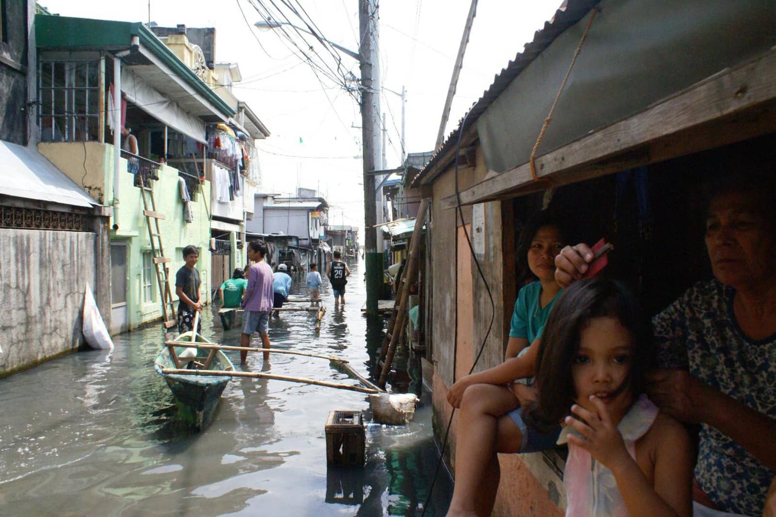 Hohe Temperaturen, starker Regen, stehendes Wasser und Überschwemmungen führen zur vermehrten Ausbreitung von Dengue. Das Foto zeigt überflutete Straßen in der philippinischen Hauptstadt Manila.