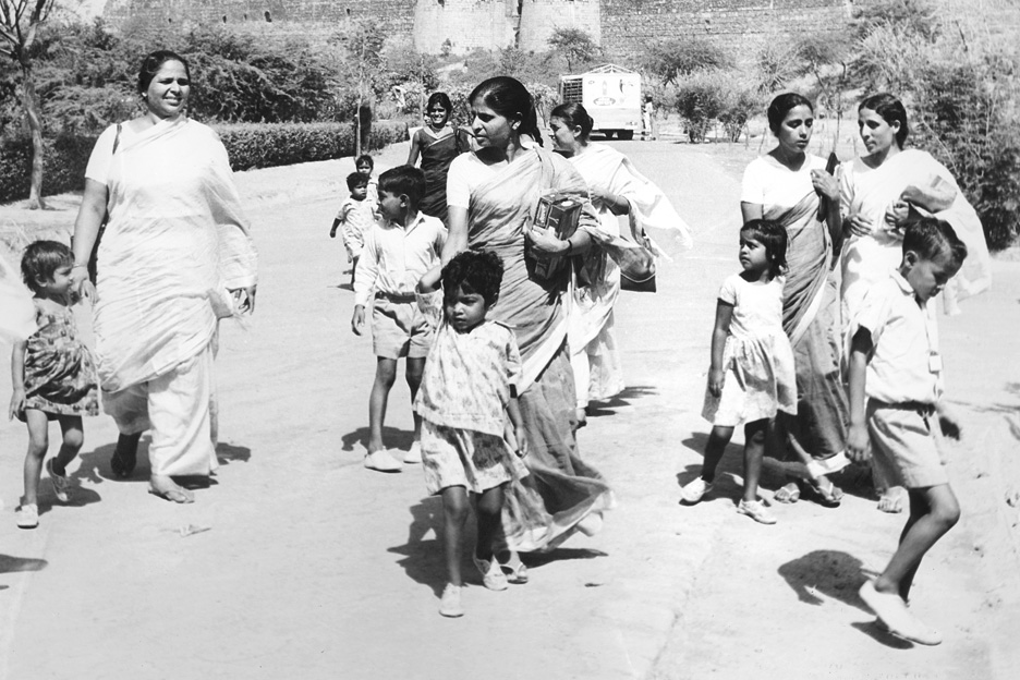 Historische Aufnahme von Müttern und Kindern aus einem indischen SOS-Kinderdorf. Foto: SOS-Kinderdorf Archiv
