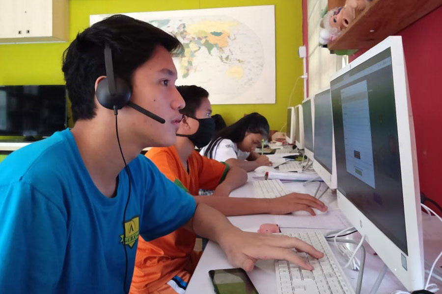 Indonesien: Jugendliche am Computer