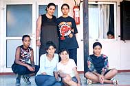 Jugendliche vor ihrem Haus in Draria, Algerien - Foto: T.Z. Machat