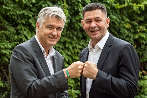 Boxer Luan Krasniqi mit Wilfried Vyslozil (l.), Vorstand der SOS-Kinderdörfer weltweit bei seiner Ernennung zum SOS-Botschafter im Jahr 2017. Foto: Paul Hahn