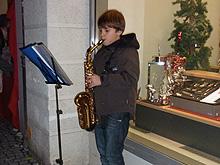 Johannes Velásques spielt auf dem Weihnachtsmarkt