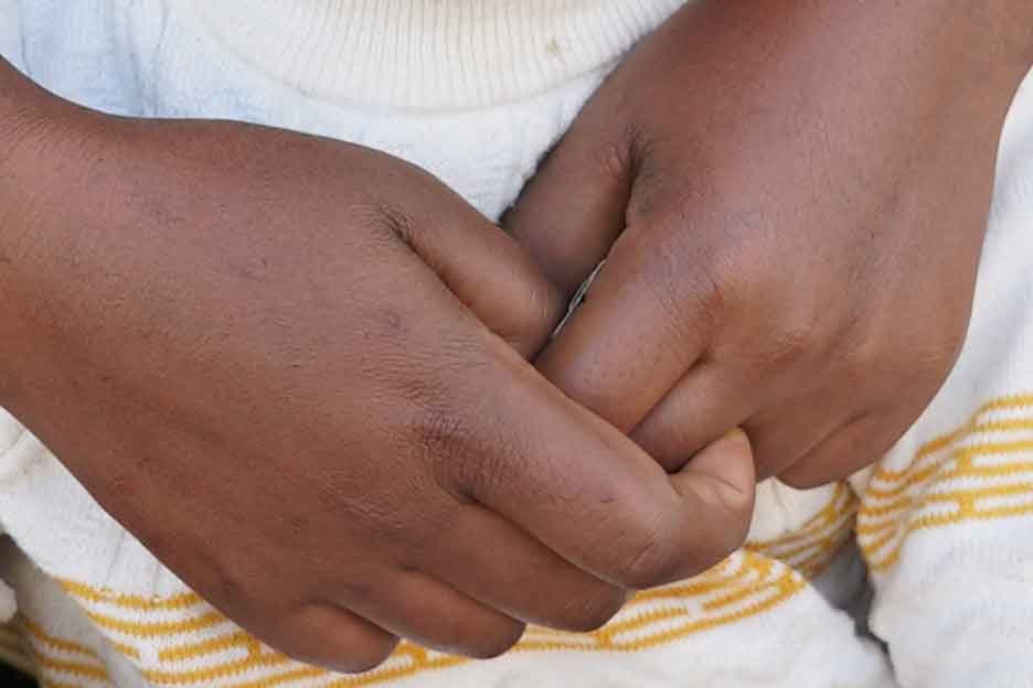 Mutter umarmt ihr Kind, Nahaufnahme der Hände