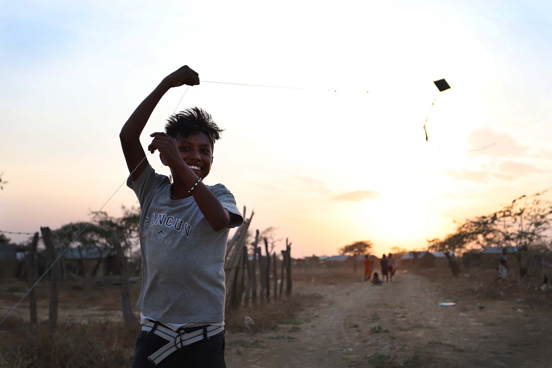 Junge lässt Drachen steigen