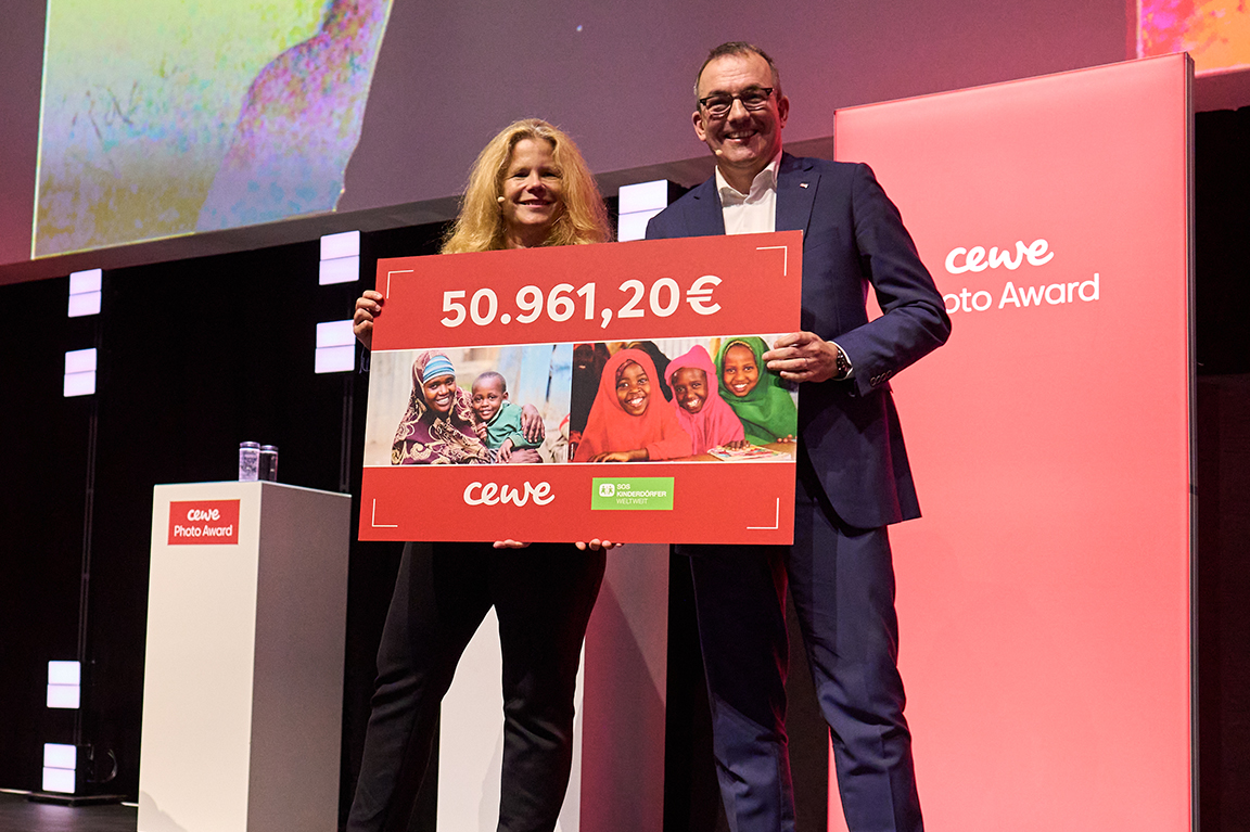 Scheckübergabe von CEWE an SOS-Kinderdörfer