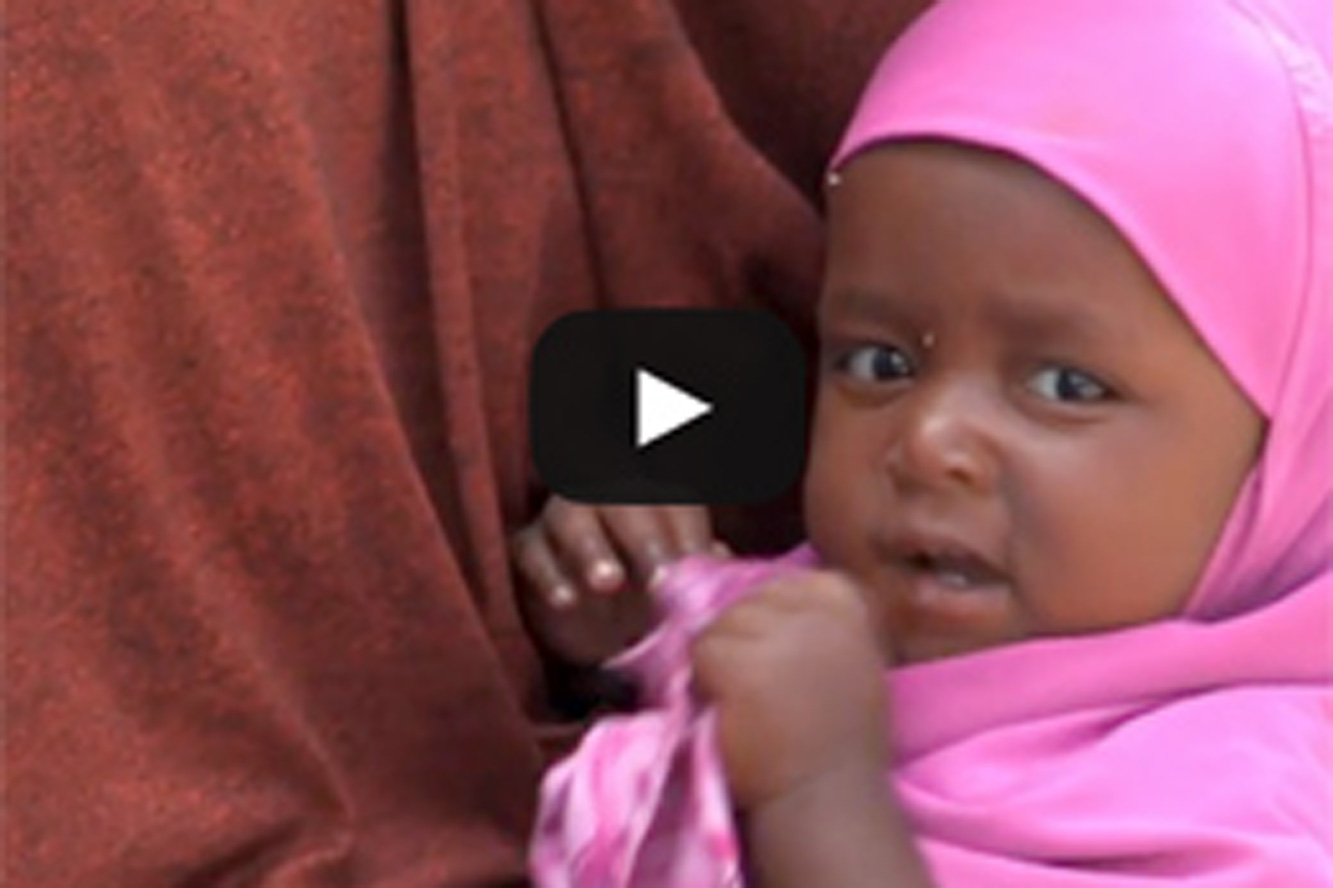 Somalia: Baby auf dem Arm seiner Mutter