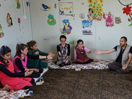 Gruppe beim Trauma-Training im Flüchtlingslager Khanke bei Dohuk, Nordirak
