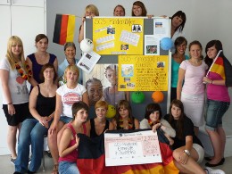 Kinderkrankenpflegekurs vor der SOS-Plakatwand
