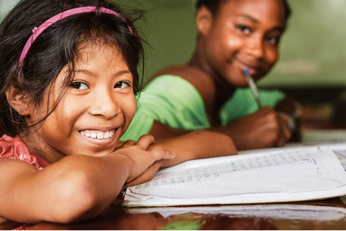 Mädchen und Junge aus Ecuador in der Schule