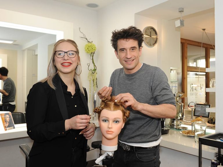 Oliver Mommsen mit Friseurlehrling