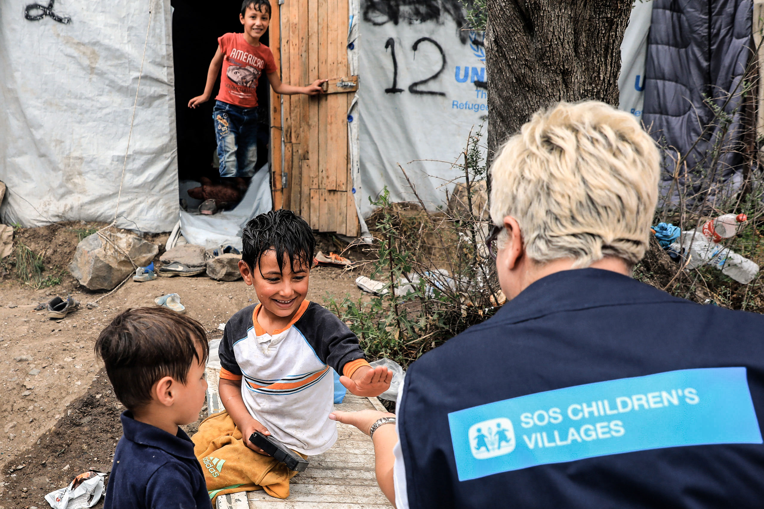 SOS-Mitarbeiterin mit Flüchtlingskindern auf Lesbos. Foto: Giorgos Moutafis