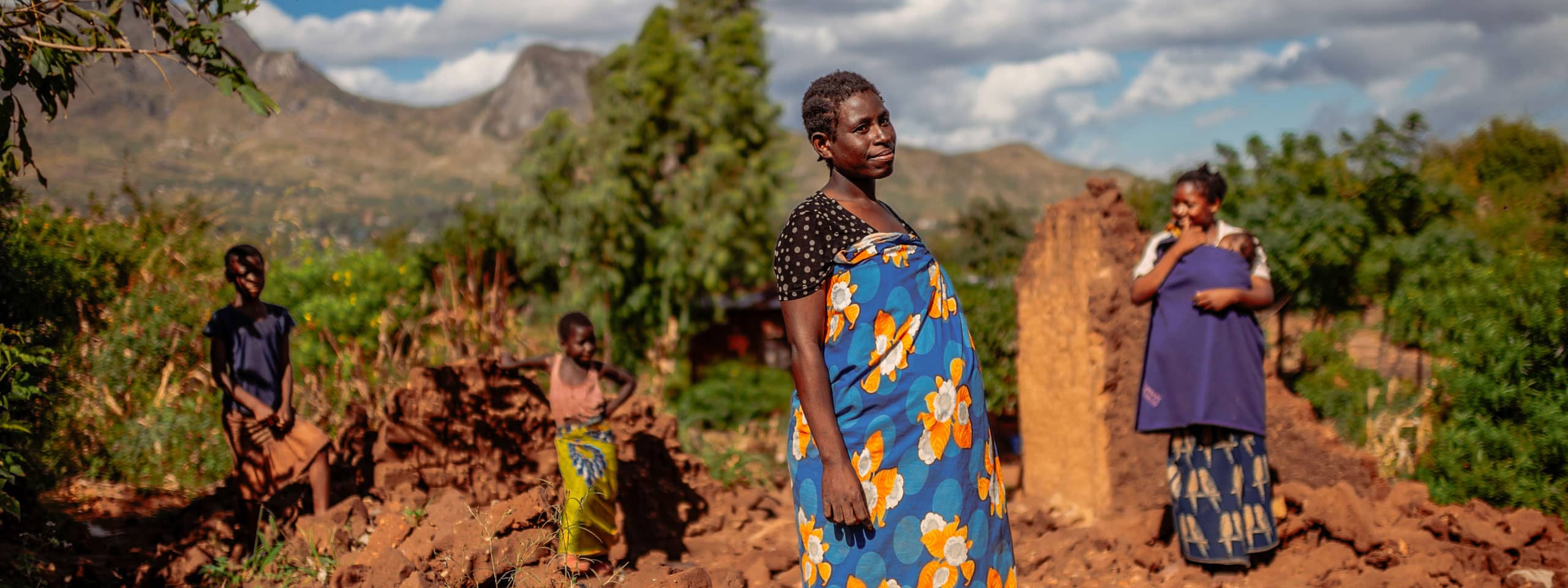 Frauen und Kinder in der Natur Malawis profitieren von der Entwicklungshilfe der SOS-Kinderdörfer weltweit.