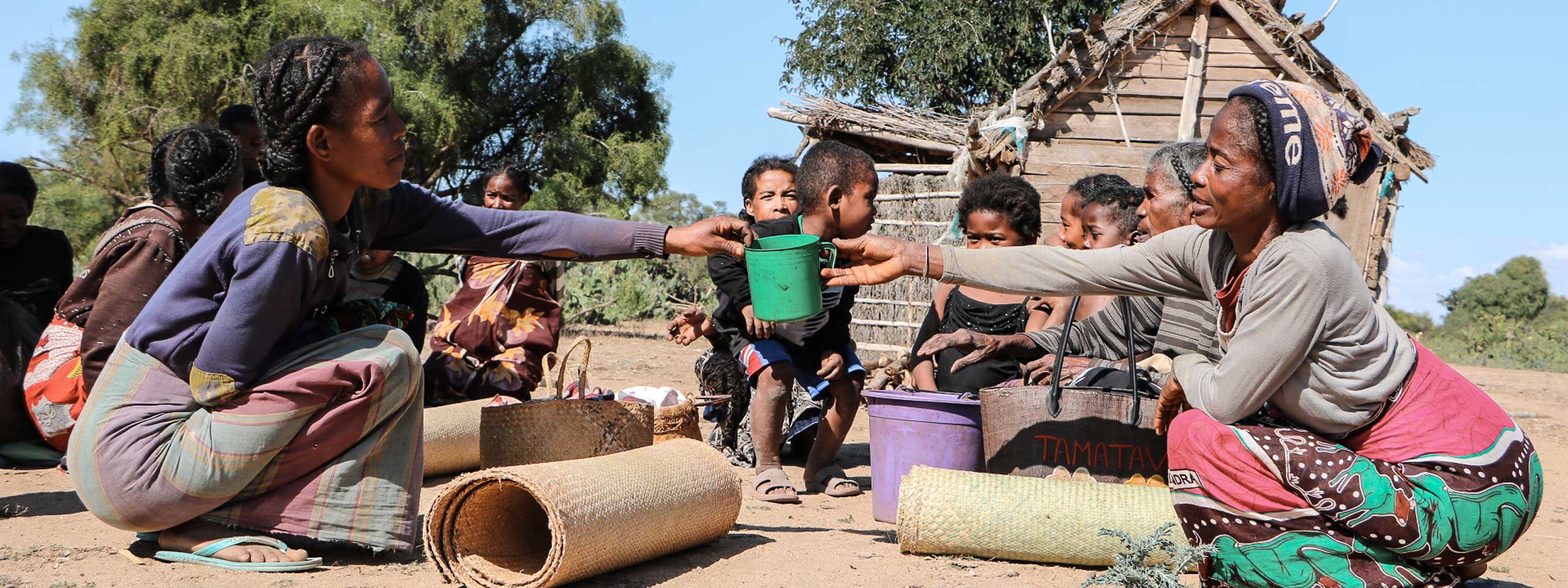 Dürre in Madagaskar: Familien teilen Essen - Foto: Sammy Rabenirainy