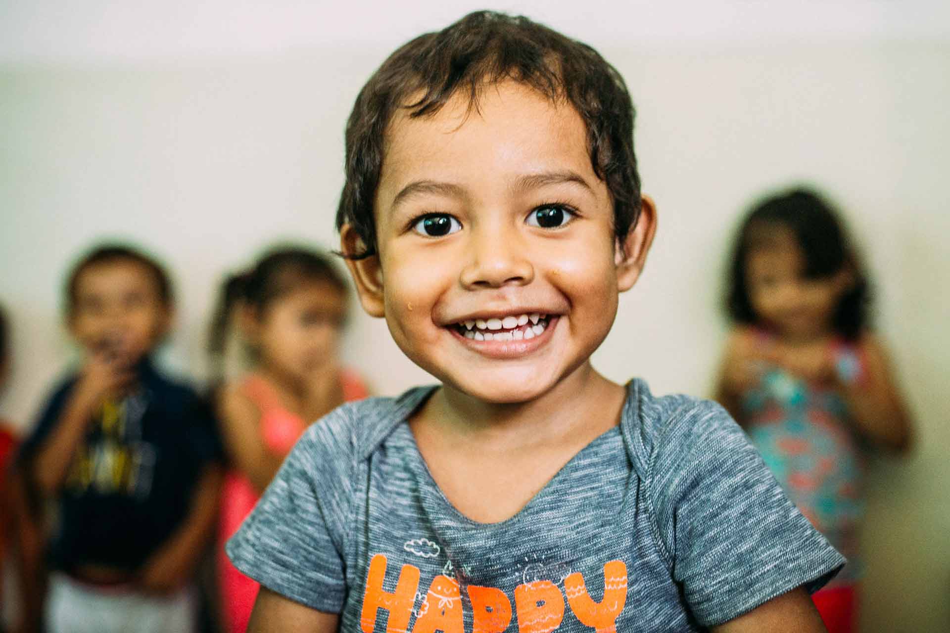 Zwei Jungs aus Vietnam blicken freudig in die Kamera.